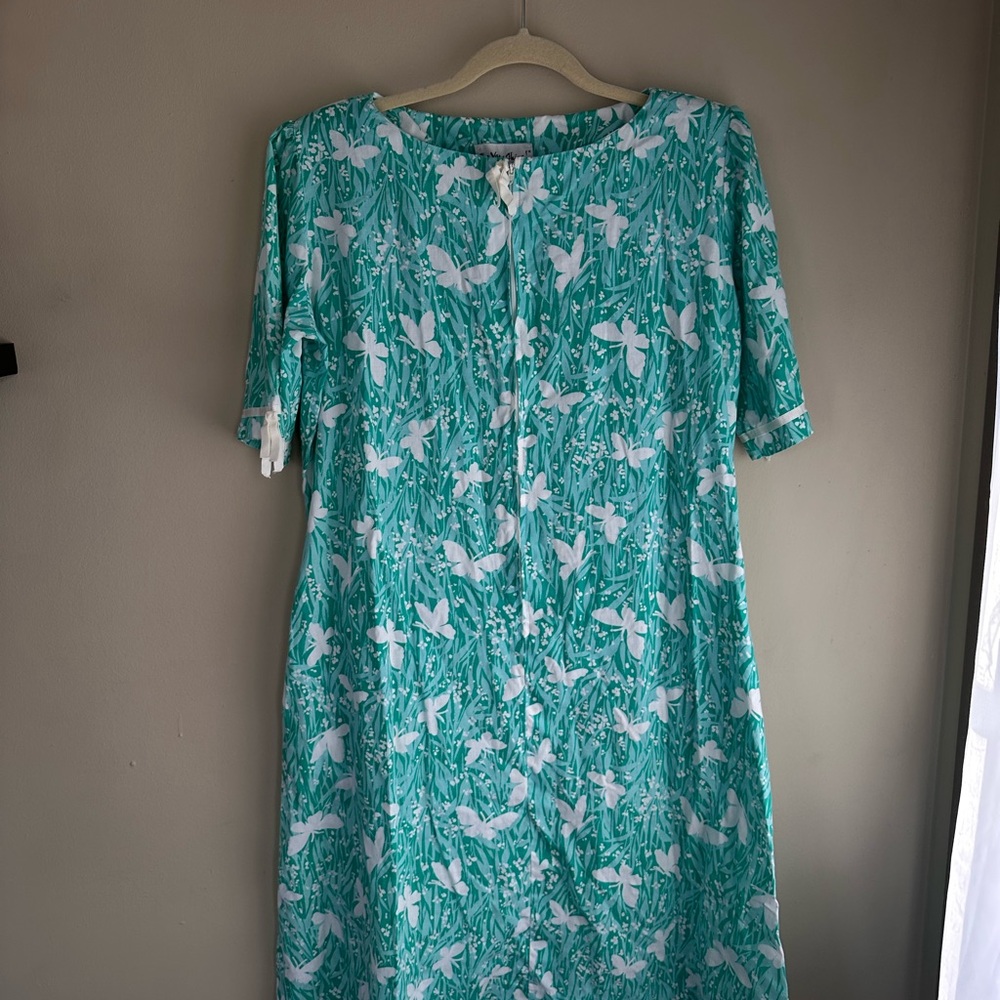Vintage The Very Thing! Size Large Green and White Floral Butterfly nightgown